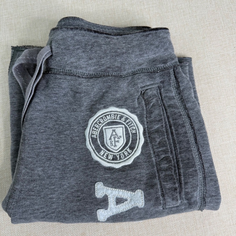 Abercrombie & Fitch Mens XS Gray Heritage Logo Fleece Sweat Shorts Raw Hem 0339 - Picture 4 of 6